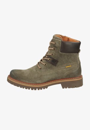 Olivengrüne Wildleder-Stiefelette mit braunen Lederakzenten, runder Zehenform, beigen Schnürsenkeln und einer robusten Gummisohle mit markantem Profil.