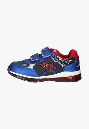 Scarpe sportive blu e rosse con grafica di Spiderman, due cinturini regolabili in Velcro, dettagli bianchi, superficie texturizzata e suola in gomma.