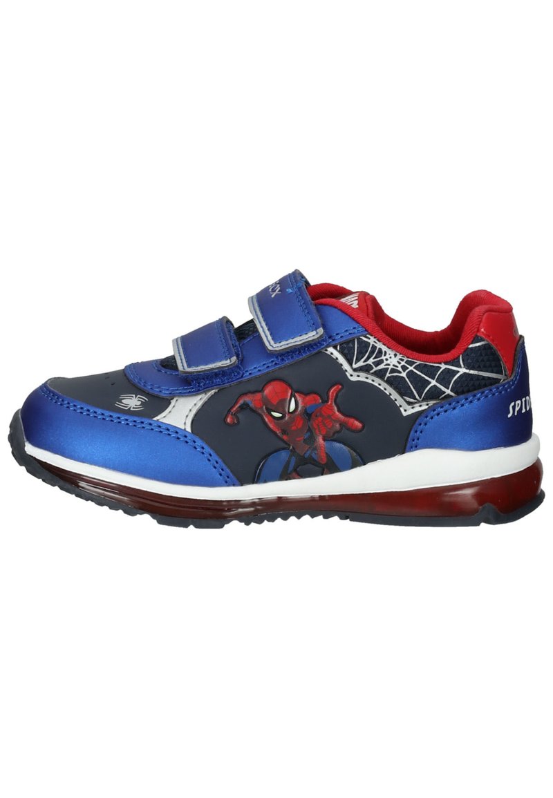 Scarpe sportive blu e rosse con grafica di Spiderman, due cinturini regolabili in Velcro, dettagli bianchi, superficie texturizzata e suola in gomma.