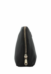 Zwarte zippered pouch gemaakt van textuur synthetisch materiaal. Heeft een gouden rits en een driehoekige vorm, ideaal voor opslag of organisatie.