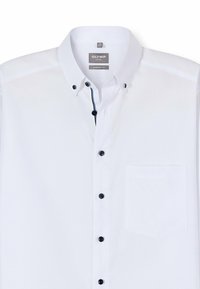 Weißes Hemd in bequemer Passform. Mit schwarzen Knöpfen und einer Brusttasche. Glatte Textur mit kontrastierenden blauen Details am Innenkragen.