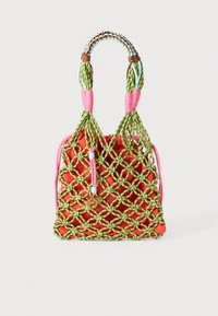Pletená kabelka se zelenými a růžovými akcenty, oranžovým saténovým vnitřkem a propracovaným designem s kulatými uzly a horním uchycením.