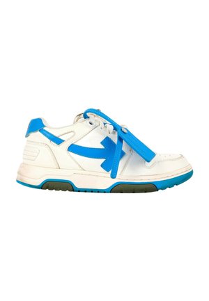 Biały sneaker z niebieskimi akcentami i podeszwą, z wzorem w kształcie strzały i niebieskim paskiem na białych sznurowadłach, widoczny z boku.