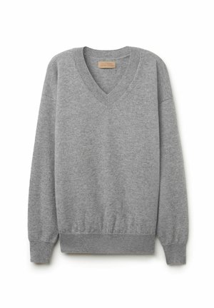 Grijze v-hals trui van zacht gebreid materiaal met ribbels bij de manchetten en onderkant. Beschikt over een comfortabele pasvorm en minimale labeling aan de binnenkant van de halslijn.