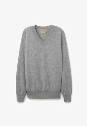 Pull en v gris en tissu tricoté doux avec des poignets et un ourlet côtelés. Offre une coupe décontractée et une étiquette minimale à l'intérieur du col.