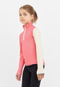 Lichtgewicht, kwart-rits top met een roze lichaam en crèmekleurige mouwen. Voorzien van duimopeningen en gestreepte manchetten. Glad materiaal, casual ontwerp.