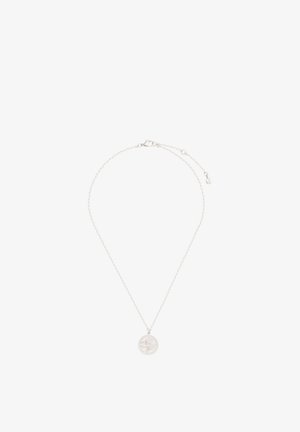 Delikatny srebrny naszyjnik z łańcuszkiem i okrągłą zawieszką z wypukłym wzorem dwóch rąk sięgających ku gwiazdom.