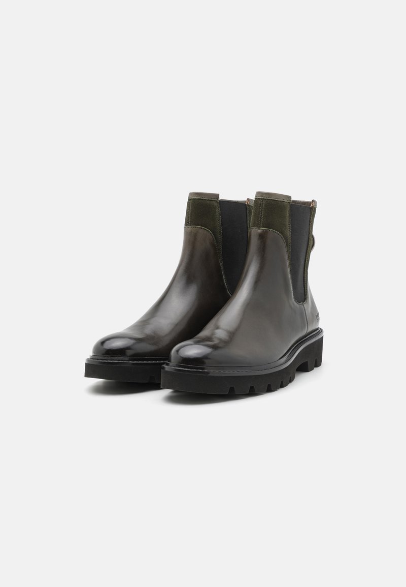 Schwarze Leder Chelsea-Boots mit elastischen Seitenpanelen und einer Gummisohle. Mit einer glatten Oberfläche und kontrastierenden grünen Textilakzenten.