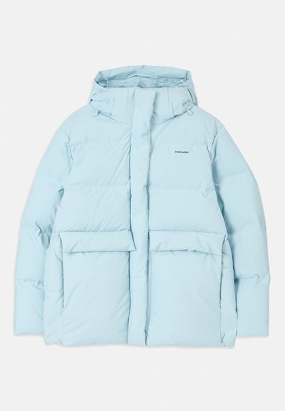 Casaco acolchoado azul claro com capuz, apresentando um fecho na frente, dois bolsos frontais grandes e um pequeno logótipo no lado esquerdo do peito.