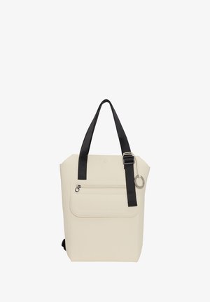 Creme-kleurige tote bag van synthetisch materiaal, met een zwarte schouderriem, een voorvak met rits en zilverkleurige hardware accenten.