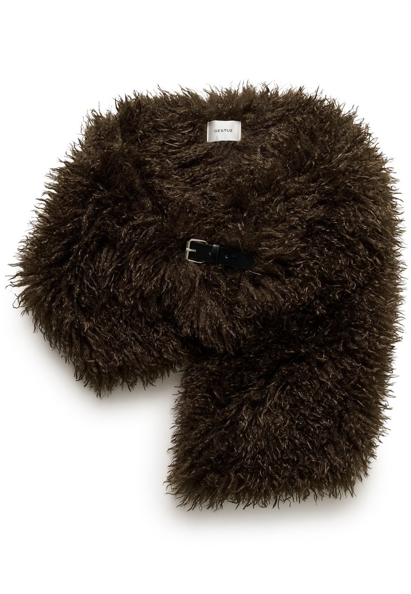Écharpe duveteuse marron foncé avec une boucle noire, montrant l'étiquette blanche de la marque GESTUZ sur un tissu texturé.