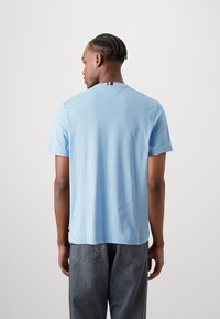 Tommy Hilfiger CHEST STRIPE TEE - Tričko s potlačou - vessel blue