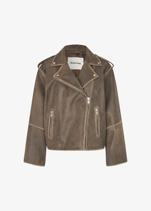 Veste de moto en cuir marron avec col cranté, fermeture éclair asymétrique et deux poches avant zippées. Finition texturée avec des accents aux épaules.