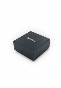 Caja de regalo negra con una textura mate, que presenta un logotipo blanco en relieve "BREIL" centrado en la parte superior. Forma cuadrada, con bordes ligeramente elevados.