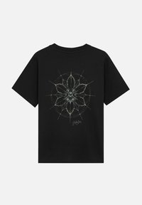 Zwarte katoenen t-shirt met een gedetailleerd grafisch ontwerp van een bloem en geometrische patronen in lichte kleuren op de achterkant.