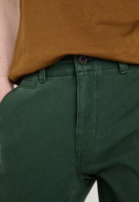 DOCKERS ALPHA SKINNY - Chinos - deep forest