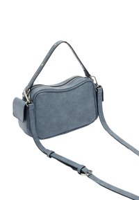 Niebieska torba na ramię z syntetycznej skóry z zakrzywionym górnym brzegiem, zamkiem błyskawicznym, regulowanym paskiem oraz kieszenią po boku. Charakteryzuje się gładką teksturą.