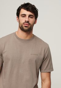 Superdry & Co OVERDYED LOGO - T-Shirt basic - deep beige slub