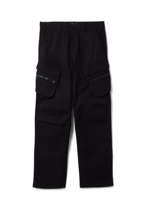Schwarze Cargo-Hosen mit großen Reißverschluss- und Klappentaschen an den Oberschenkeln, geradem Beinschnitt und Gürtelschlaufen an der Taille.