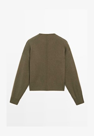 Olivgrüner Strickpullover mit langen Ärmeln, gerippten Bündchen und einer vertikalen Naht, die entlang der Rückenmitte verläuft.