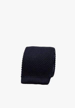 Strikket marineblå slips med en tekstureret overflade, der har en lige skåret ende og diskret mønstring, rullet for præsentation.