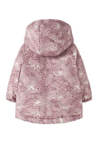 Rosa mønstret jakke med hvite svaner og blomsterdesign, med hette, elastiske mansjetter og en litt løs passform.