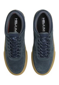 Zapatillas de ante azul con suela de goma, cordones azul marino con acentos en azul claro y cuello acolchado para mayor comodidad.