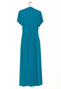 Teal, golvlång klänning gjord av mjukt, fallande tyg. Har korta fjäderlätta ärmar och samlad midjedetalj. Dold ryggsöm.