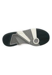 Podrážka sneakers Lacoste v šedej a čiernej gumy, s textúrovanými vzormi a drážkami pre lepšiu priľnavosť, s kruhovým detailom blízko päty.