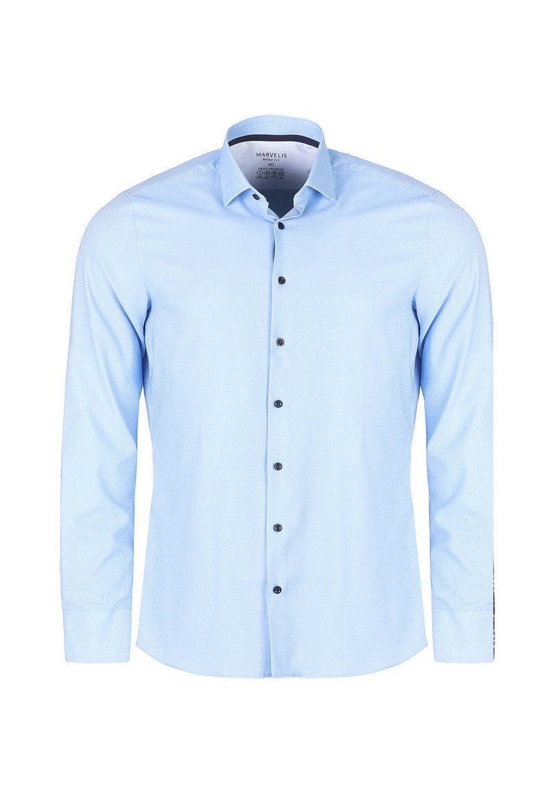 Helles Blau langärmliges Hemd mit strukturiertem Kragen, das ein dezentes Texturmuster und schwarze Knöpfe entlang der Vorderseite aufweist.