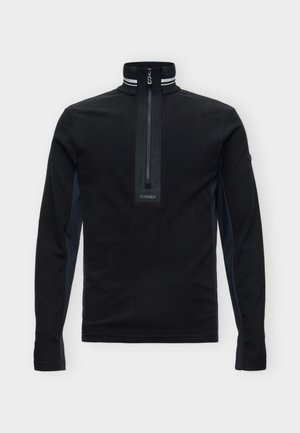 Jersey negro de manga larga, con cuello alto, cremallera de un cuarto y detalles de rayas blancas en el cuello, sobre un fondo liso.