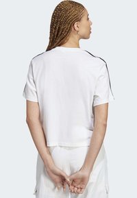 adidas Sportswear ESSENTIALS 3 STRIPES SINGLE CROPPED - Potiskana majica - medium grey heather   white