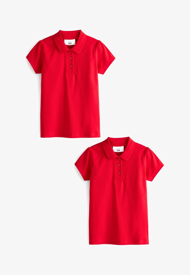 Polo shirt rossa con maniche corte, colletto e una chiusura a tre bottoni. Realizzata in cotone con una texture liscia.