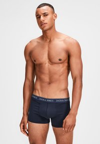 Dunkelblaue Boxer-Brief aus weichem Stoff mit einem elastischen Bund, der "JACK & JONES" in einer kontrastierenden Farbe zeigt. Glatte Textur.