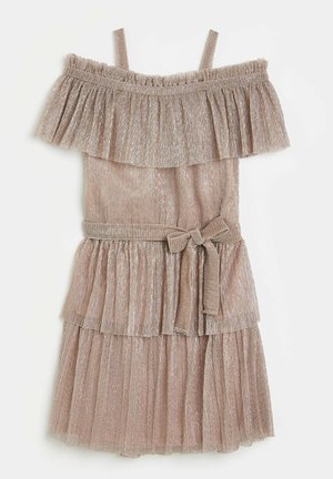 Robe décolletée avec des volants en couches, fabriquée en tissu brun clair scintillant. Présente une taille cintrée et une ceinture assortie.