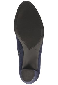 Marinblå mockaskosula med en texturerad svart gummibotten, med en liten klack och sidelast för komfort och flexibilitet.