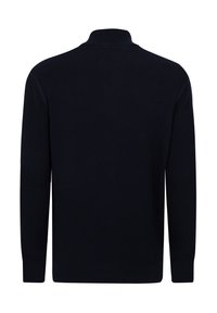 Marineblauwe gebreide pullover met een hoge kraag, lange mouwen, geribbelde textuur en een rechte snit, met een minimalistisch ontwerp en geen zichtbare logo's.