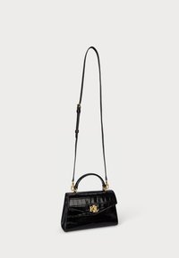 Czarna torebka z faux-krokodylej skóry o sztywnej formie, złotymi akcentami, odpinanym paskiem oraz uchwytem na górze.