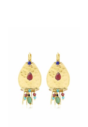 Boucles d’oreilles goutte martelées en or avec pierre précieuse rouge au centre et perles suspendues en turquoise, vert, rouge et chaînes dorées.