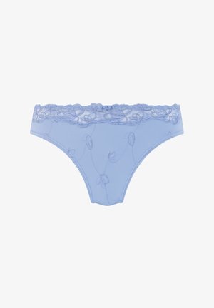 VaaleansininenStringit, jossa on kukkaneulekanta. Ominaisuuksina pehmeä kangas, herkkä lehväkirjonta ja sileä pinta. Koristeltu pienellä nauhalla.