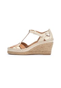 Sandales compensées beiges avec semelle en jute tressé, tige en cuir et design à lanière en T. Présente des accents métalliques et un style ouvert à l'avant.