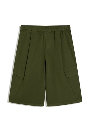 Short cargo vert olive longueur genoux avec taille élastique et poches à rabat de chaque côté, posé à plat sur fond blanc.