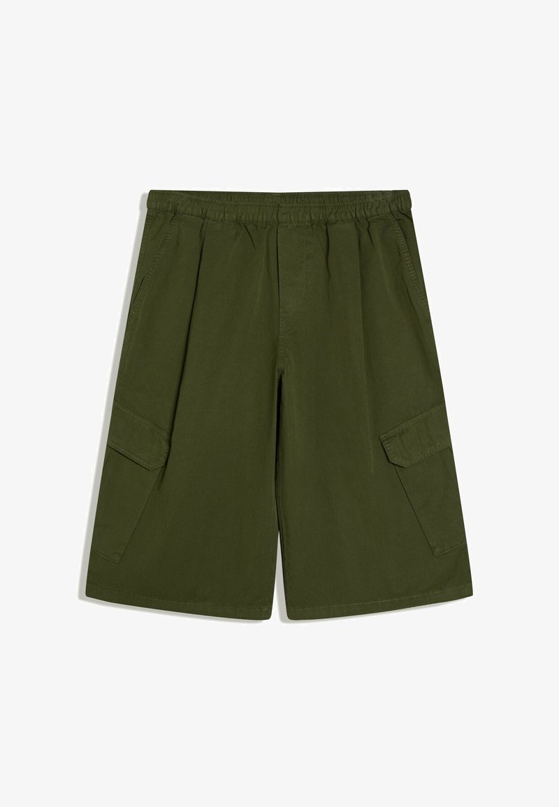 Short cargo vert olive longueur genoux avec taille élastique et poches à rabat de chaque côté, posé à plat sur fond blanc.