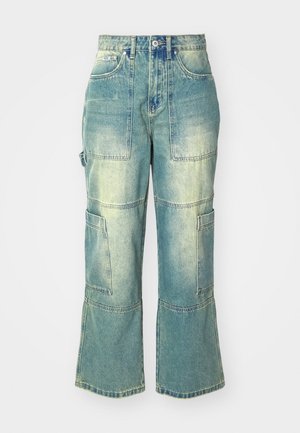 Ljusblå denim cargobyxor med vida ben, med flera fickor och en urtvättning. Detaljer inkluderar knäppning och stickningsaccenter.