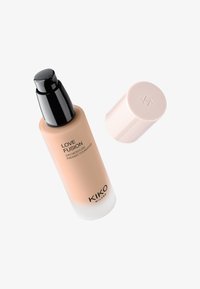 KIKO Milano Love Fusion 24H Moisture Radiant -meikkivoidepullo, jossa musta pumppu ja irrotettu vaaleanbeige korkki valkoisella taustalla.
