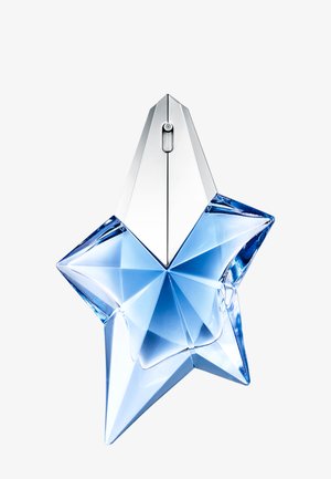 Flacon de parfum transparent en forme d'étoile bleue avec un bouchon argenté sur fond blanc.