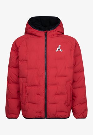 Chaqueta de plumas roja con capucha, forro negro, cremallera frontal y bolsillos laterales. Presenta un logotipo blanco en la parte superior izquierda del pecho.