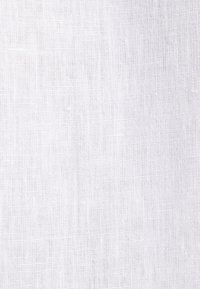 Tissu blanc avec une texture fine, uniformément tissée, formant un motif en grille.