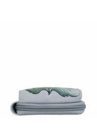 Compact grijze portemonnee met bloemdessin, ritsluiting en een gladde textuur. Bevat subtiele groene en roze patronen op de bovenkant.