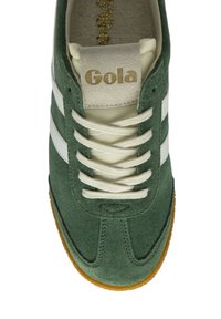 Baskets en daim vert avec des rayures blanches, lacets crème et semelle en caoutchouc. Logo Gola en or sur la languette. Surface supérieure texturée.
